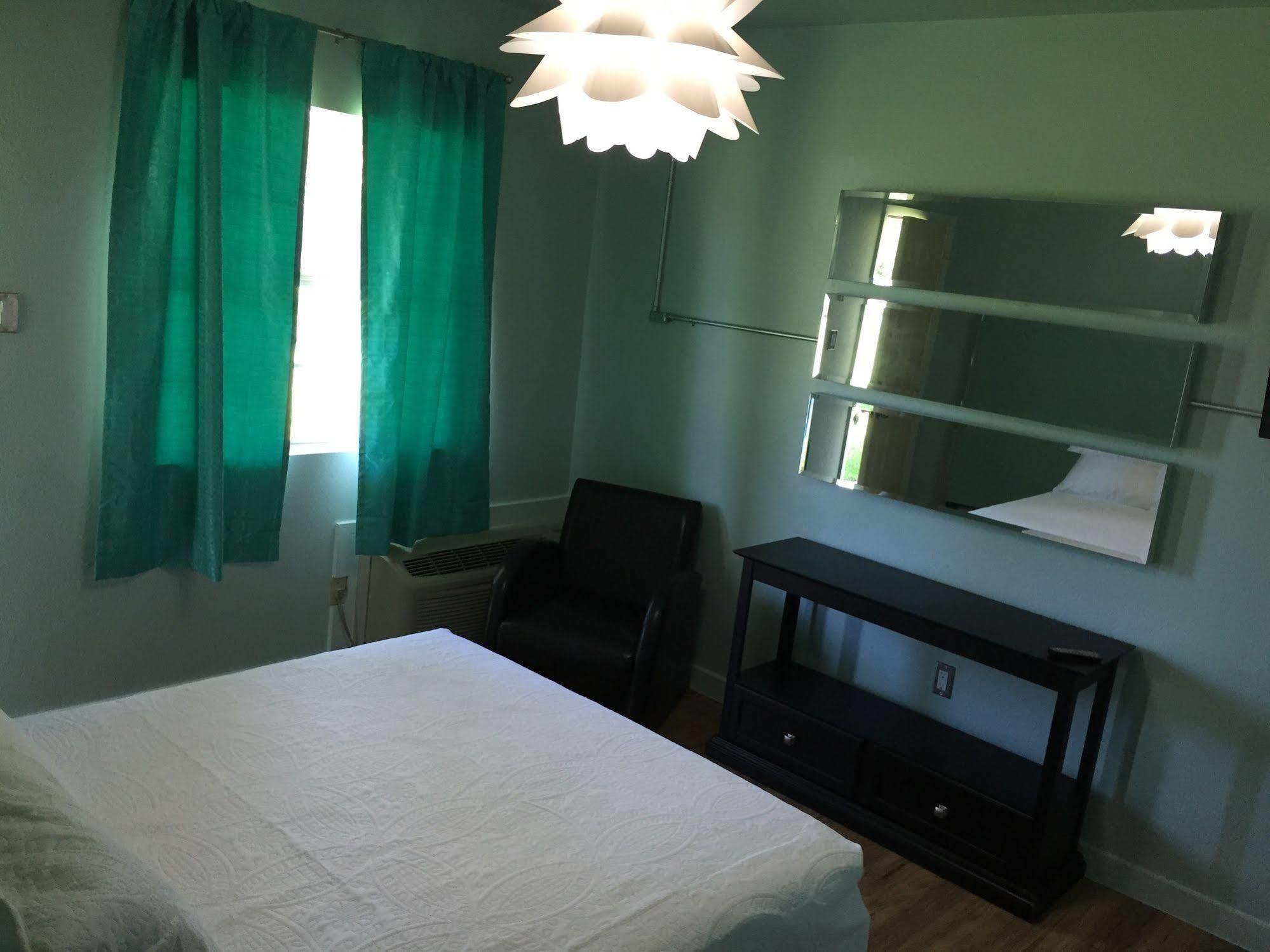 Rooms At The Pecan Olmito Exterior photo